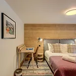 Arve, Alpes Agency, Chamonix, Sleeps 10 Chalet *
